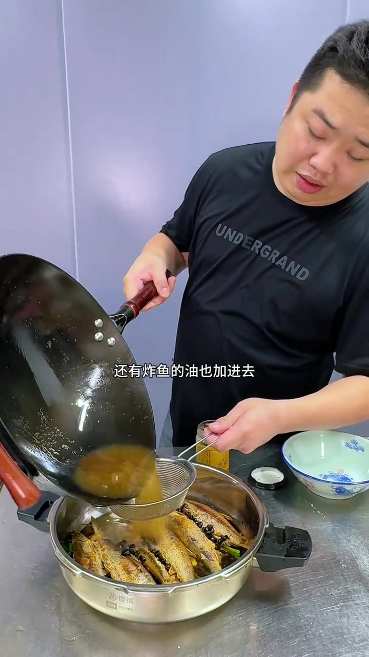 生弟真是闲着没事干,一早跑去钓鱼,回来就做了超下饭的豆豉鱼,你别说,做起来还真香,连鱼骨都