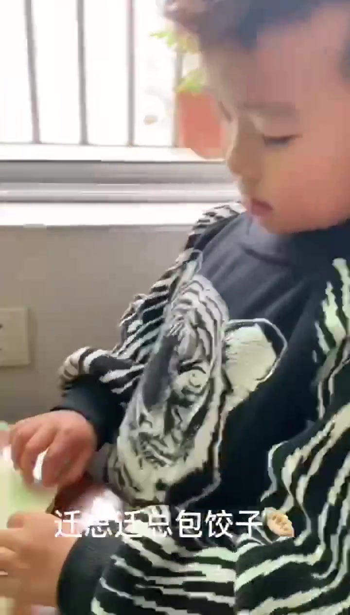 星期六中午,做红萝卜西兰花虾肉饺子和韭菜葱猪肉饺子,迁总,口才姐,单杆哥帮忙包,哈哈
