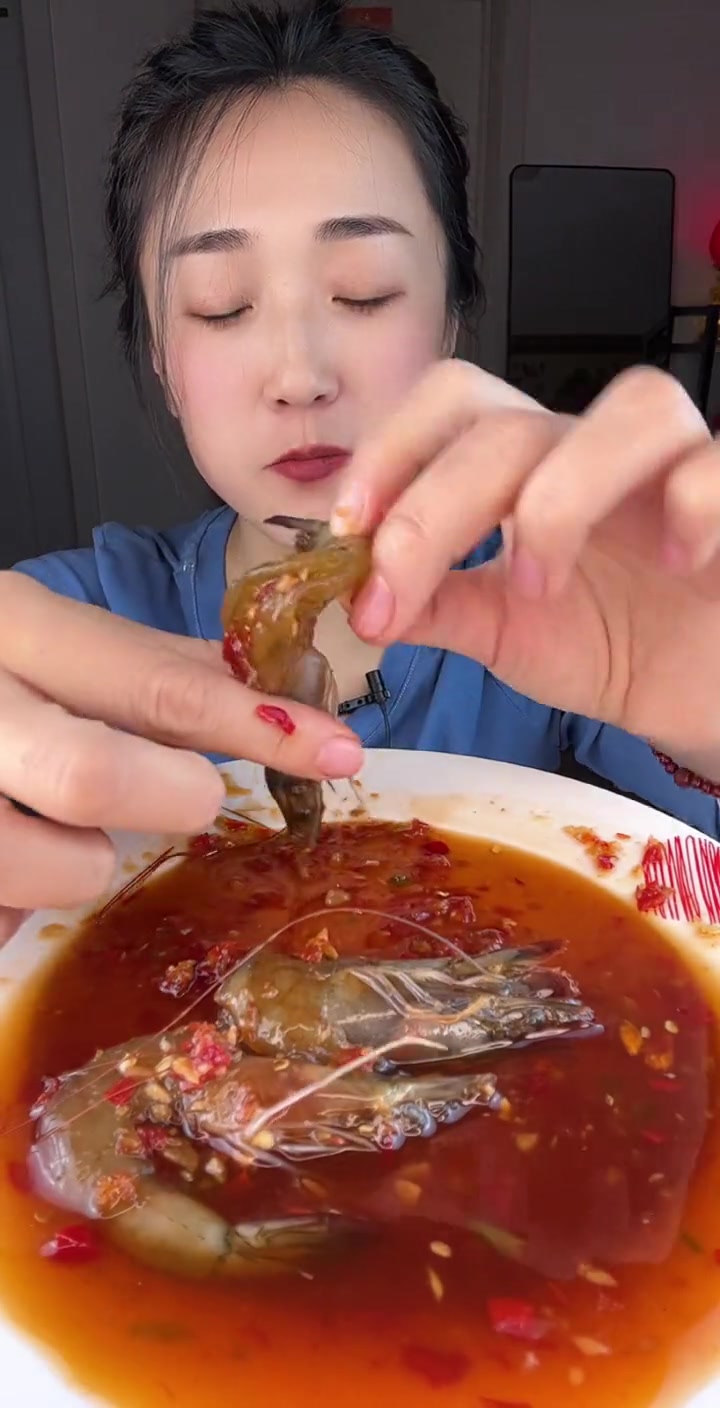 今天吃泰式甜辣虾,加了特制辣椒酱