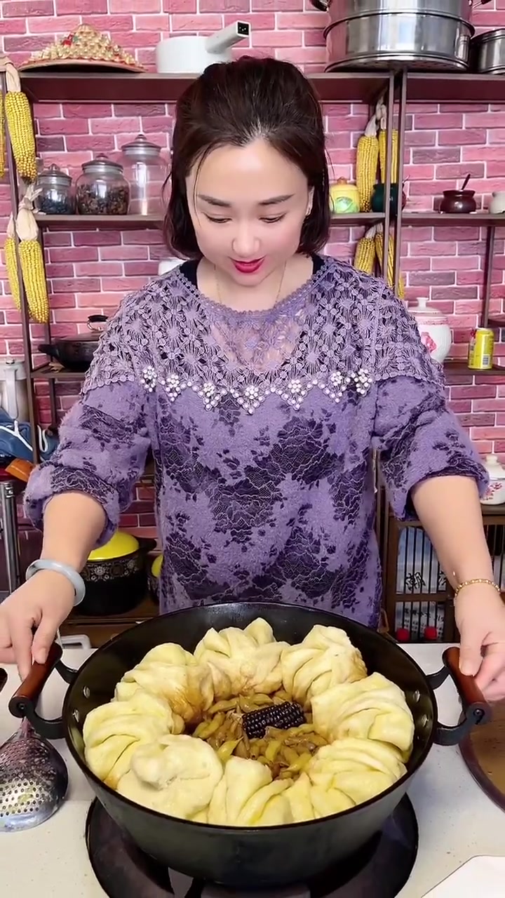 农村大锅菜配铁花卷，豆角玉米超香超入味！