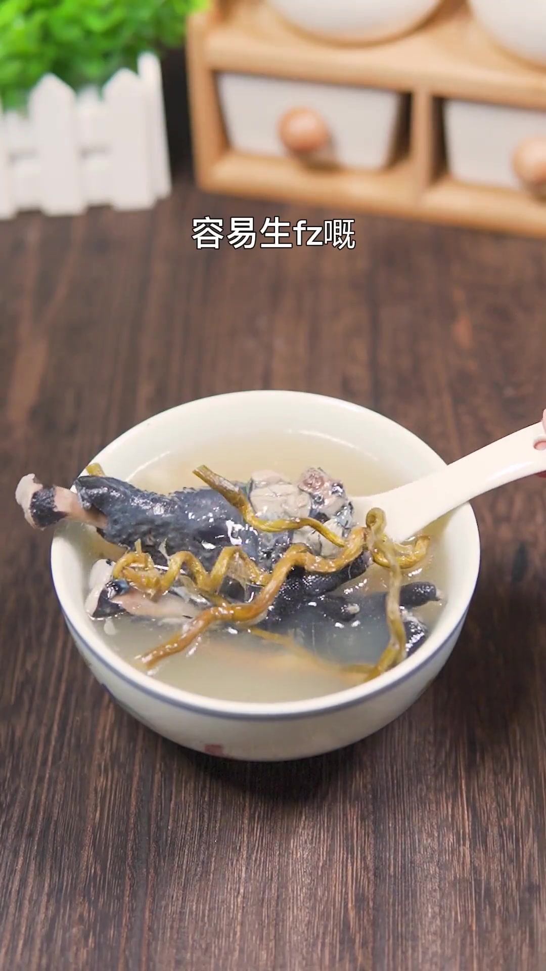 平时经常夜训加班,烟J过多的朋友们,可以多点花旗参乌鸡汤煲来饮啦!