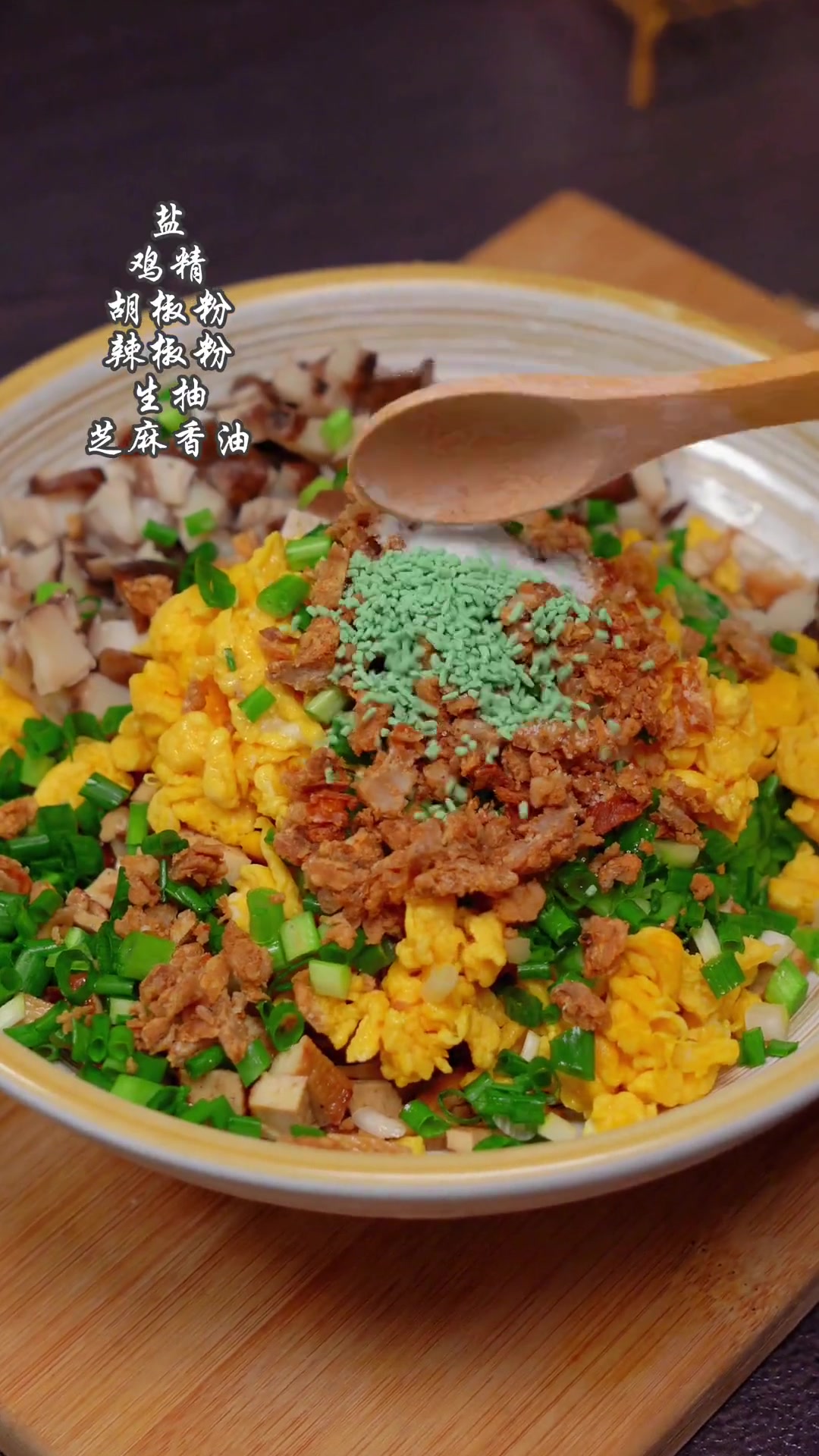 这是我家经常吃的三鲜蔬菜包子,松软鲜美,怎么都吃不够