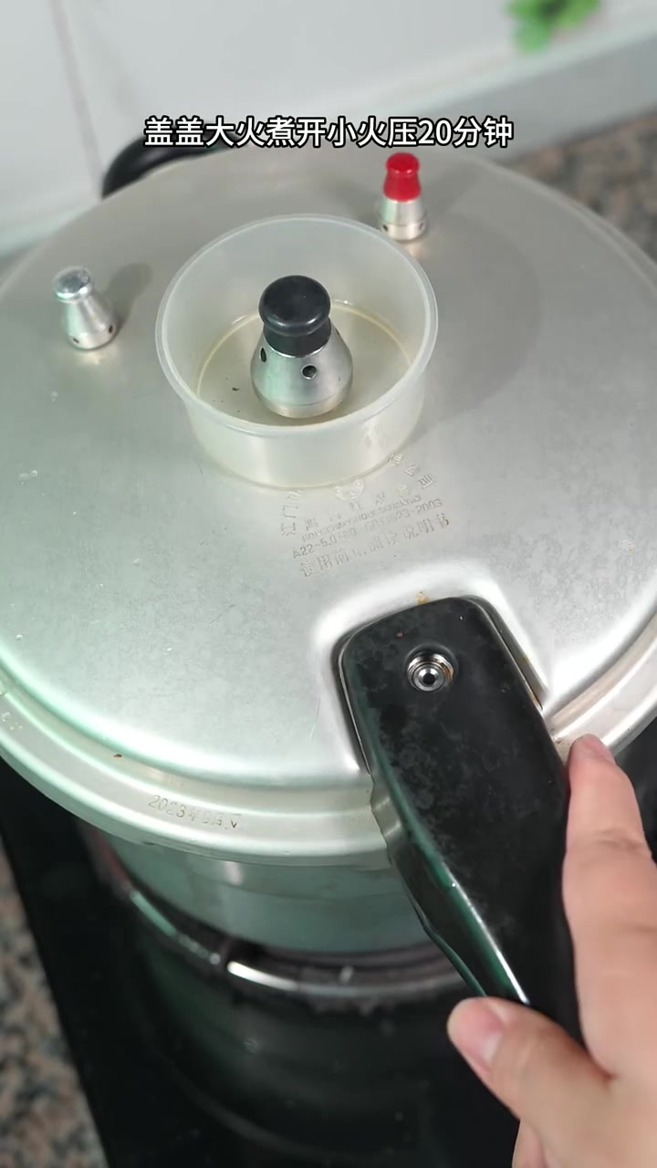 超简单的番茄牛腩做法,连汤汁都能拌两碗米饭 番茄味浓郁,牛肉软烂入味,连汤汁都很下饭,第一
