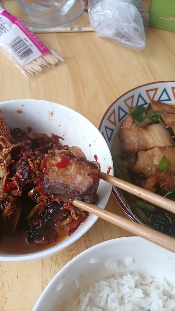 家人们,吃午,今天我煮的鱼是我们永州道县的特产,是烧火熏干的,想要联系我,私聊……