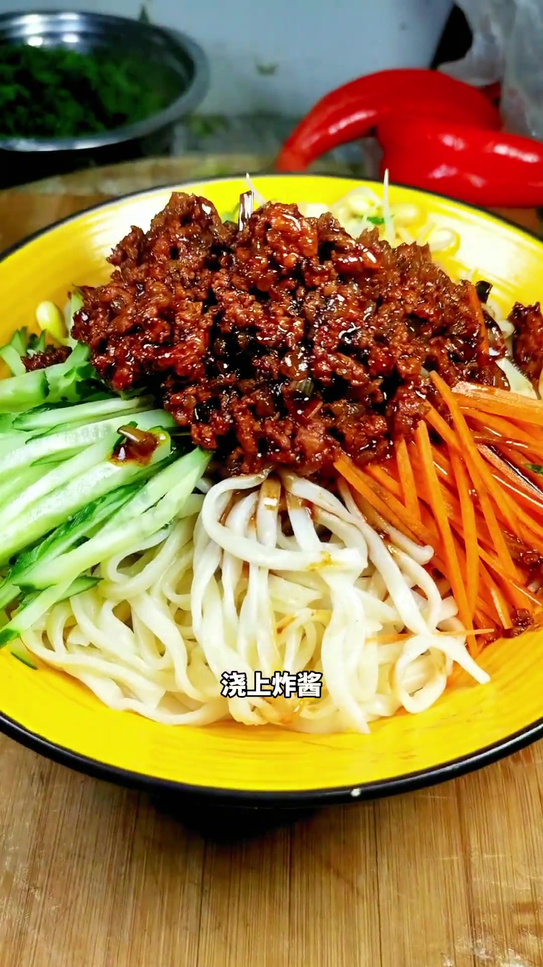 老北京炸酱面的干炸酱是用干黄酱甜面酱黄豆酱经过配比炒制而成香的很