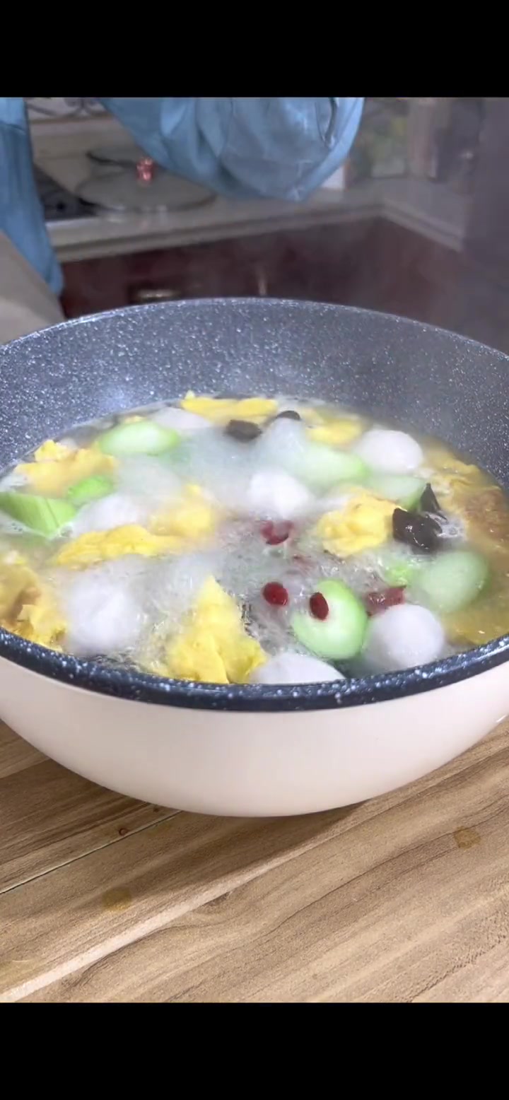 天气热了来一份营养健康的丝瓜鱼丸汤