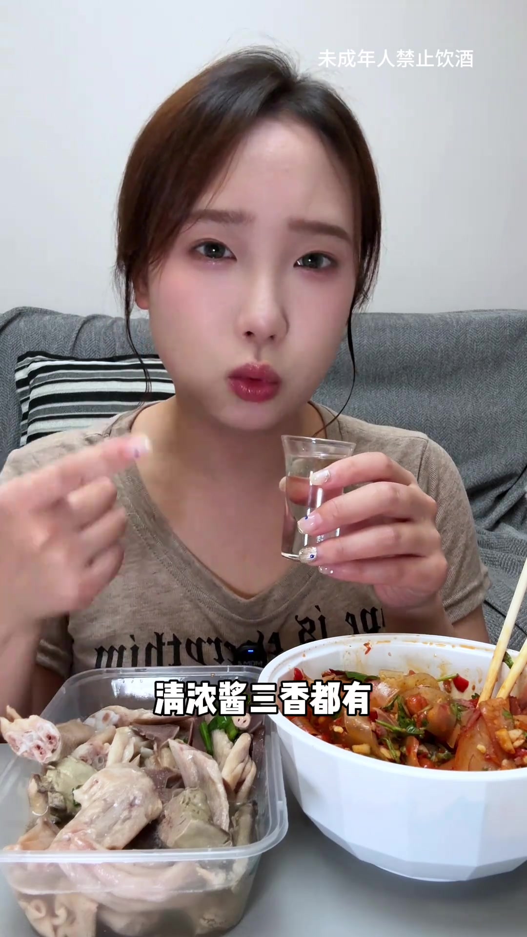 宅家喝酒，盐水鸭肝猪头肉和白酒绝配，欢聚时光