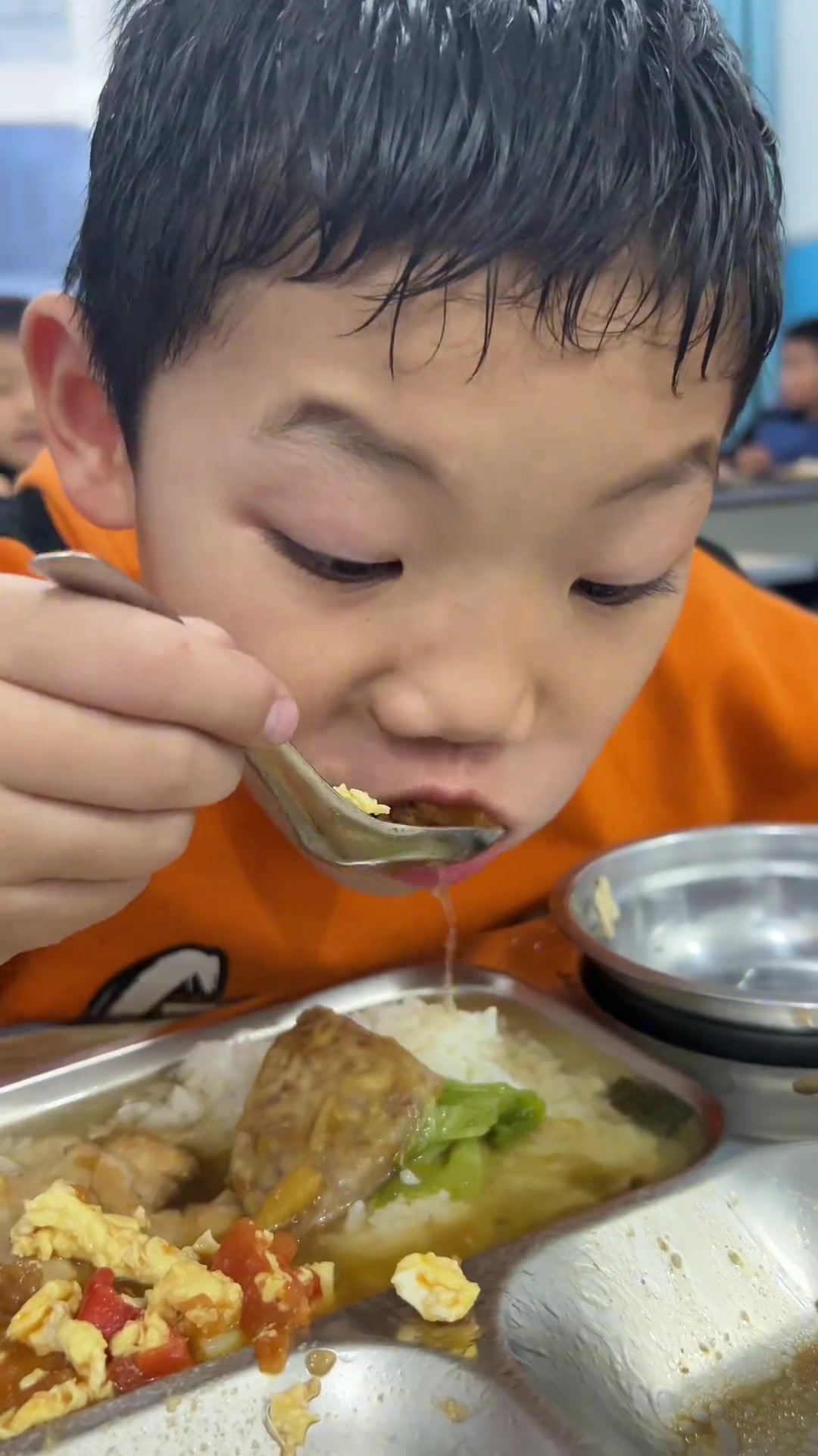 全国扣肉看广西,广西扣肉看河池,河池扣肉看教官,今天给孩子们安排上芋头扣肉,吃完都说靓来!