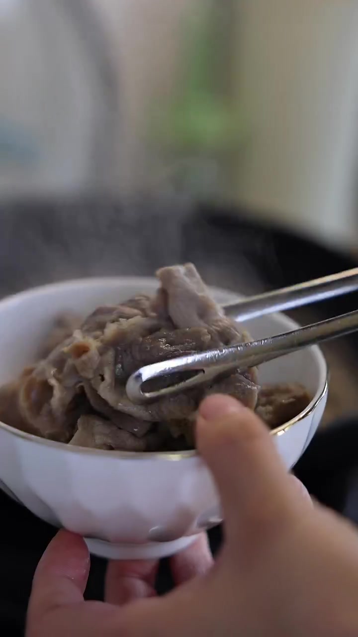 早上好!今日份番茄咖喱牛肉汤、葱花小馒头、秋葵鸡胸肉