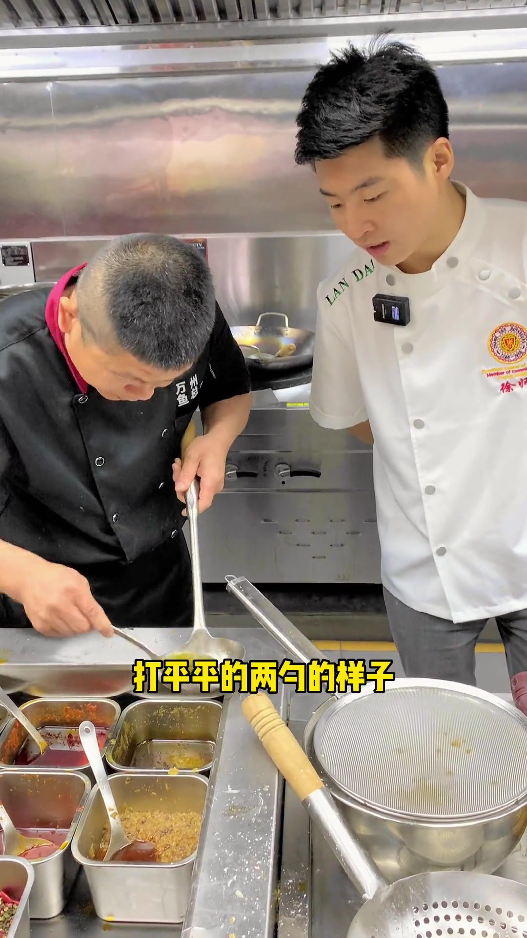 学习了两天的学员,给新到的学员制作一道鲜青椒烤鱼