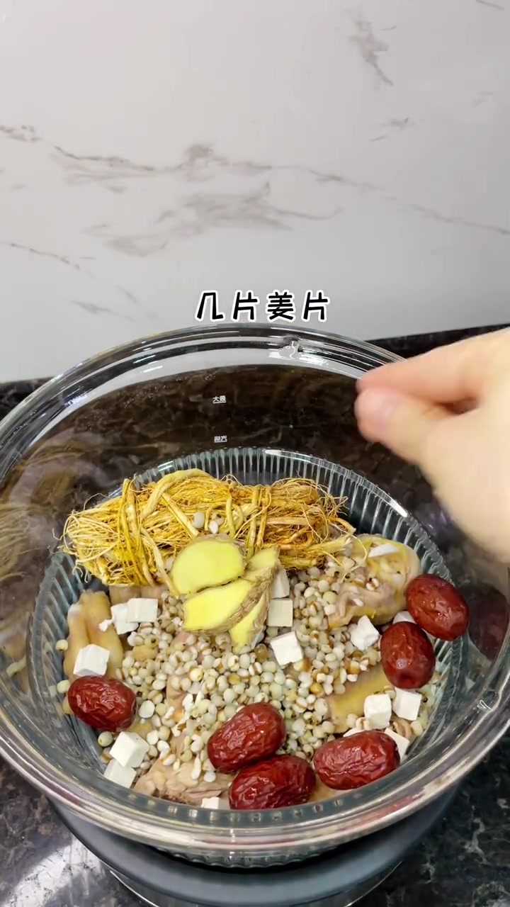 广东闷热夏,超适合煲五指毛桃鸡汤,做法简且汤鲜味美有椰香