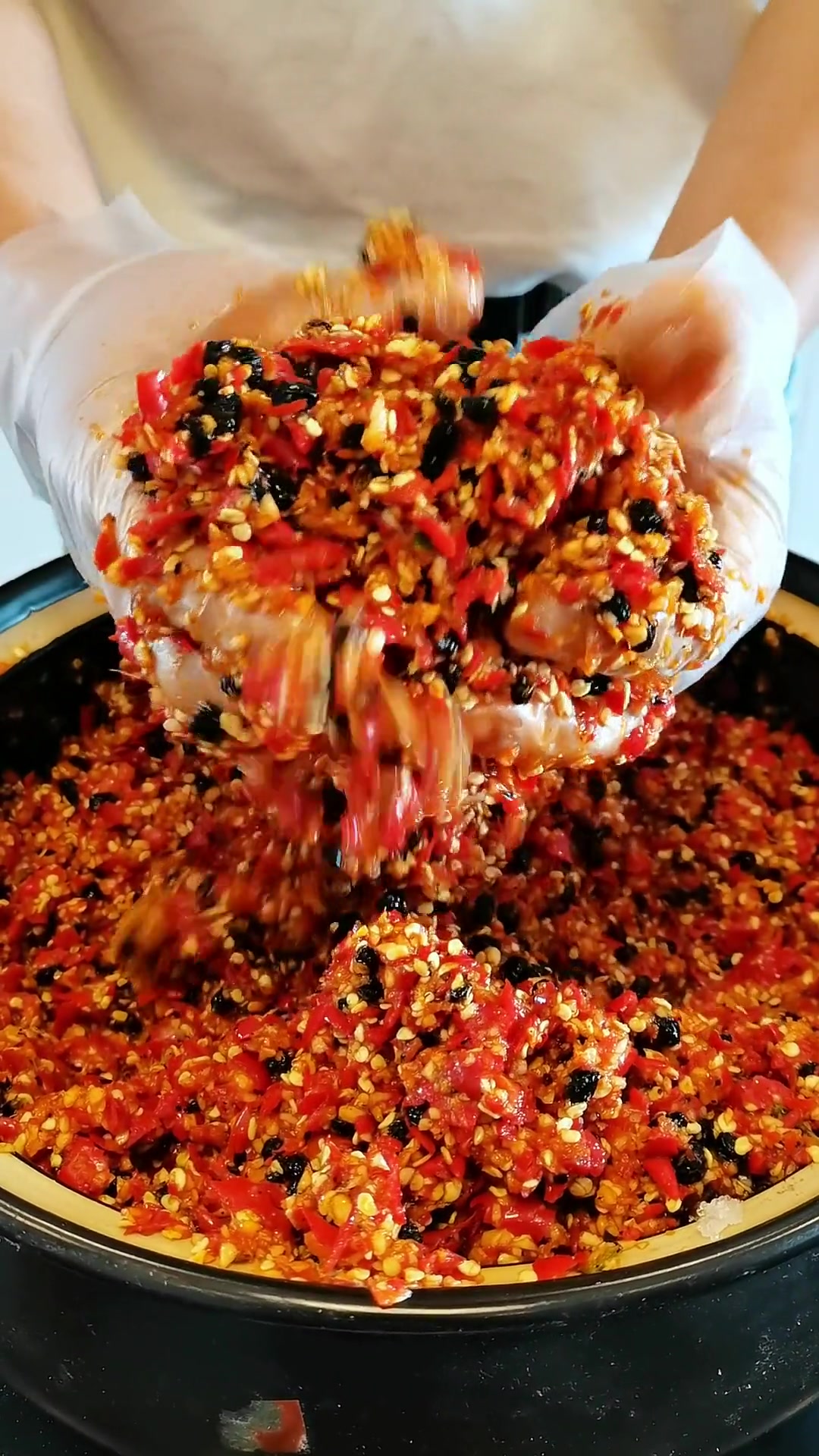 揭秘夫妻面馆辣椒酱制作,食材发酵超独特!