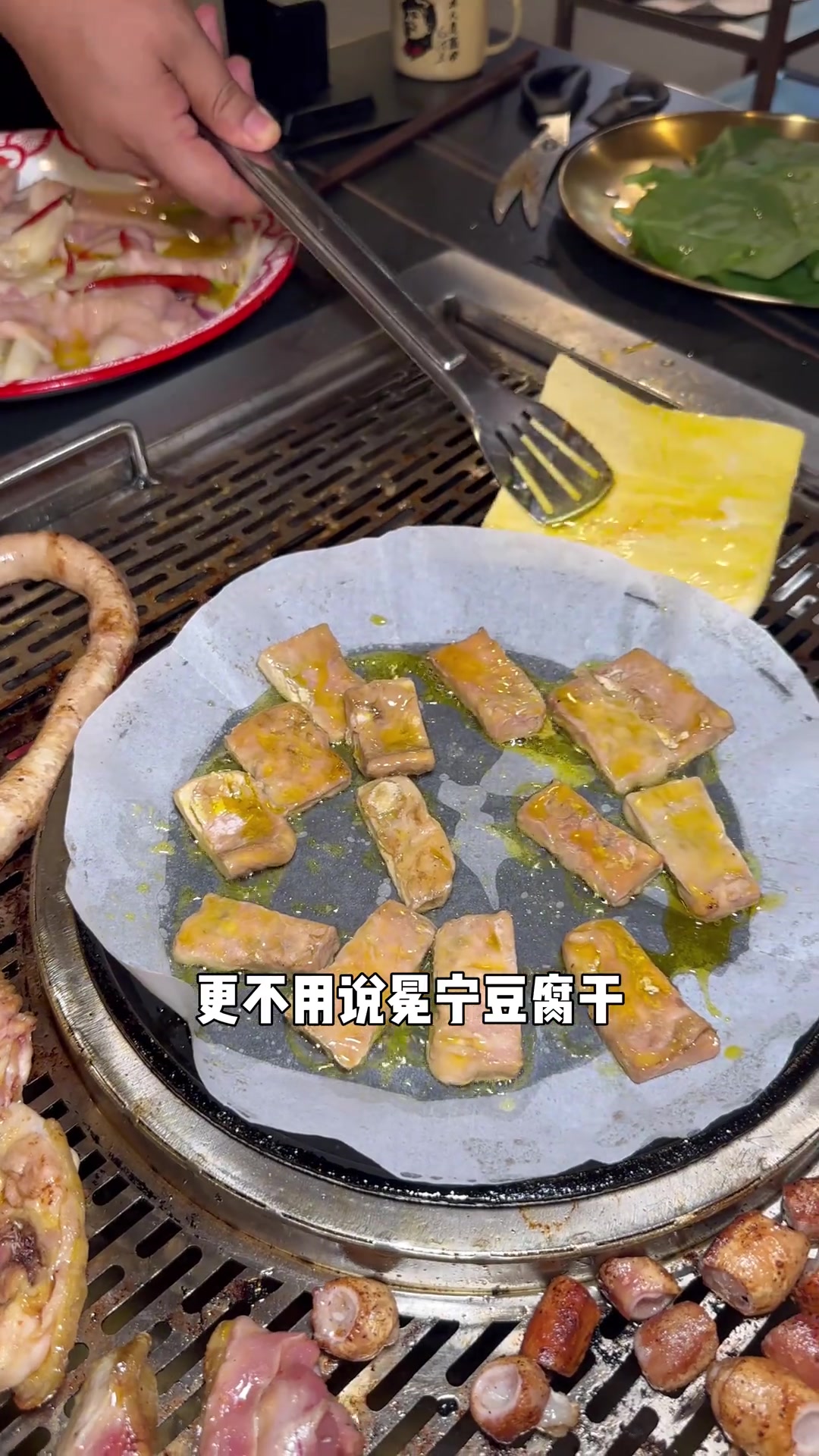 火盆烧烤,优雅品味,美食与氛围的完美结合