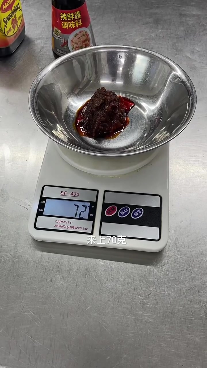 川味小炒酱比例:两瓶辣妹子加香婆牛肉酱等搅拌均匀可保存