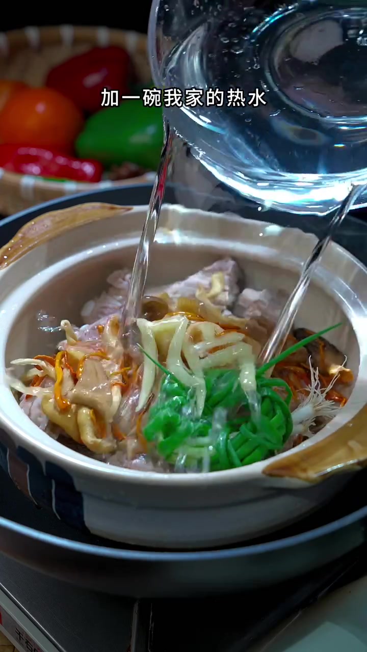 大锅里放一个小锅，隔水炖出来的汤色透亮，汤鲜味美