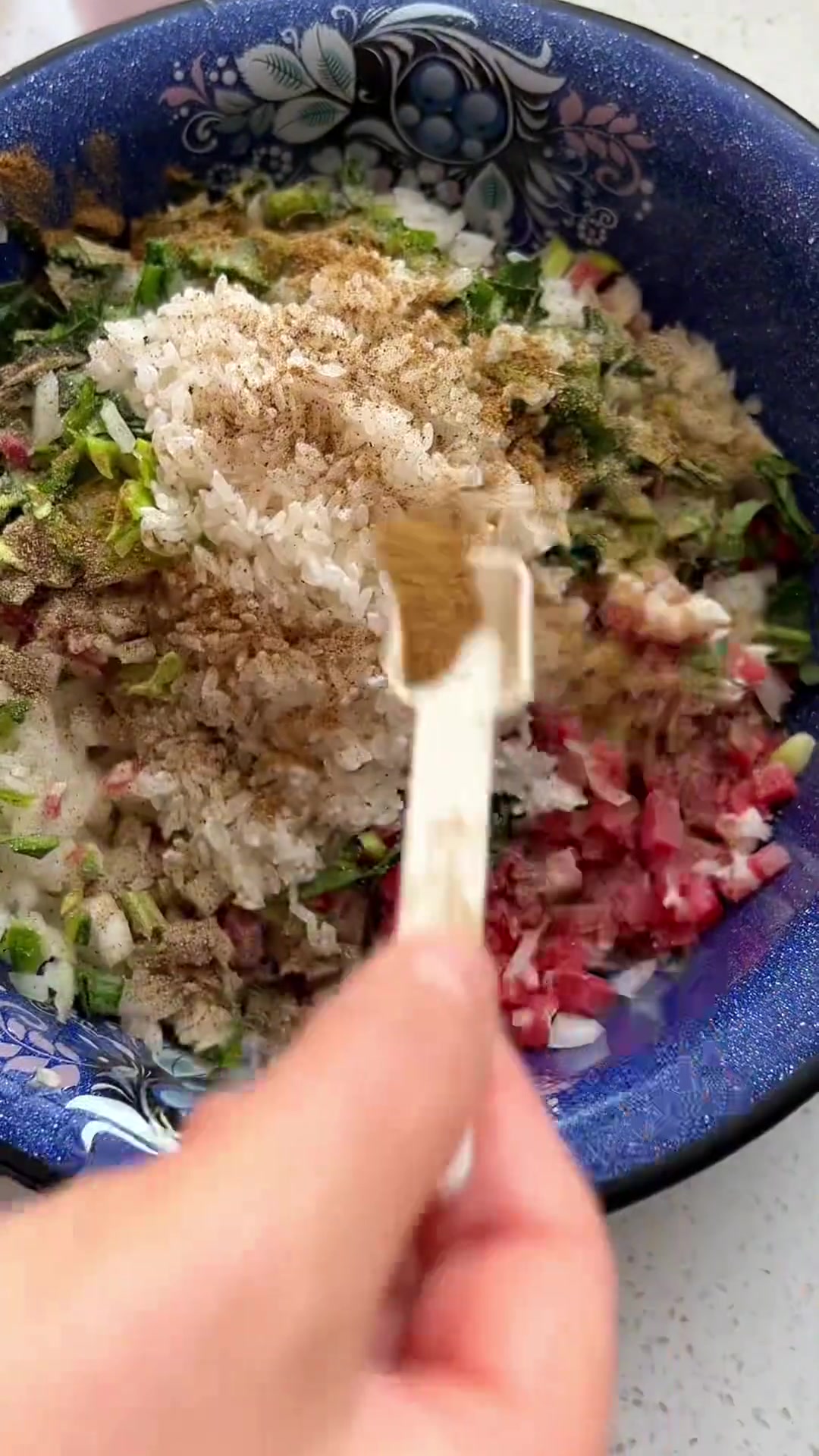 今天给你们分享一个不一样的包子做法——包包菜包子！香甜的包菜包裹着肉和米粒馅料真的贼好吃！