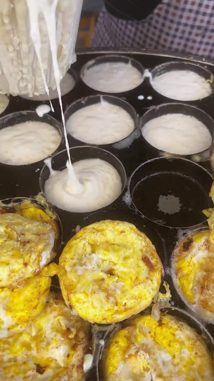 端午节不休假,北京40多度高温摆摊卖蛋堡,一天卖了50锅,人瘦两圈