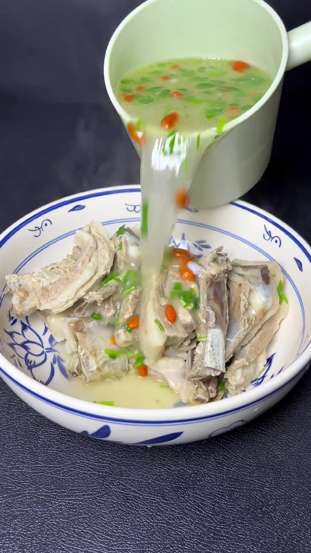 清炖羊肉,想要做到汤鲜美肉香嫩,其实很简单