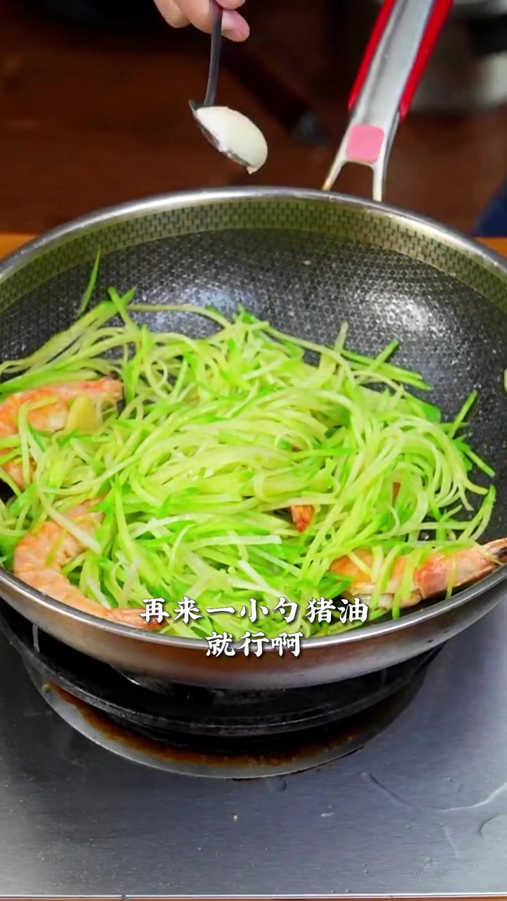 鲜香美味的大虾炖萝卜丝太适合这个季节的菜了,吃一口菜喝一口汤,别提有多享受了