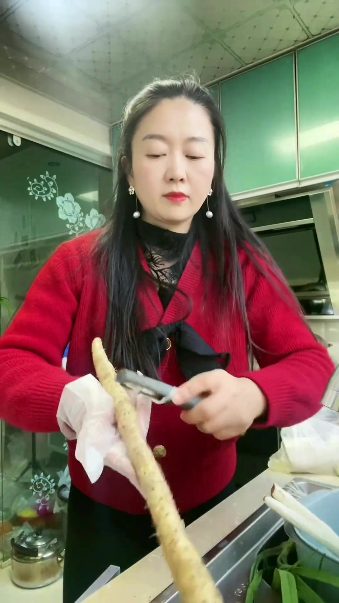 秋冬季节，用山药炖羊排，非常适合老人孩子喝，汤鲜味美。而且羊肉像我这样处理之后没有羊膻味