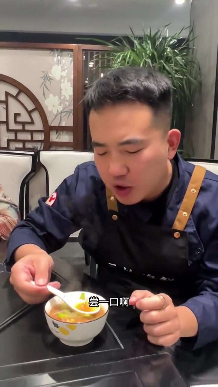 大虾粉丝萝卜汤,配料简单,只有新鲜的海水大虾才能经得起这样的做法!值得推荐!