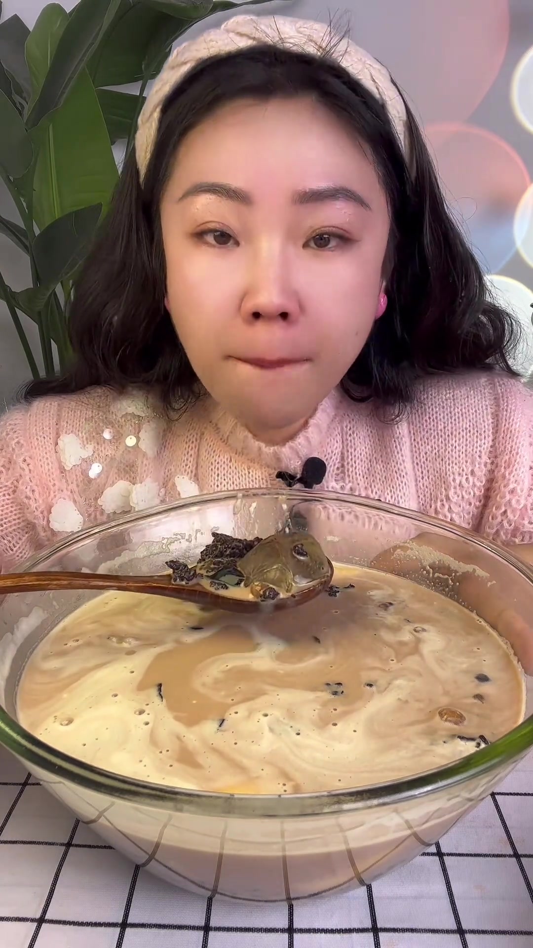 来晚啦,下午好姐妹,因为刚拍完曹氏爆辣又拍的这个奶茶的视频,所以嘴唇一直翘翘着都辣肿了