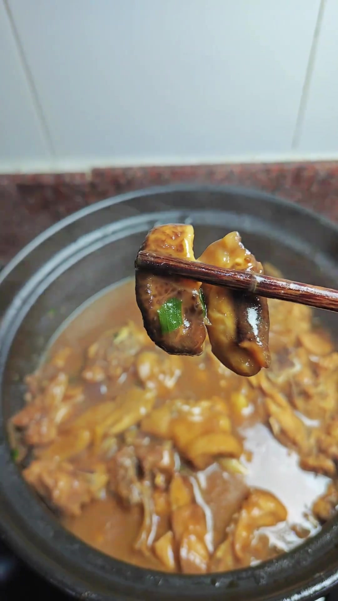 妈妈做的香菇滑鸡煲超好吃，鸡肉滑嫩香菇吸汁超下饭！