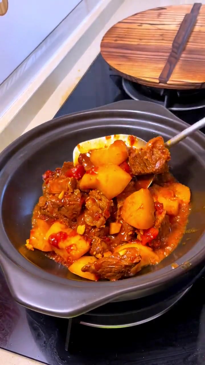 家常土豆炖牛肉做法，牛肉软烂土豆糯，汤汁不剩