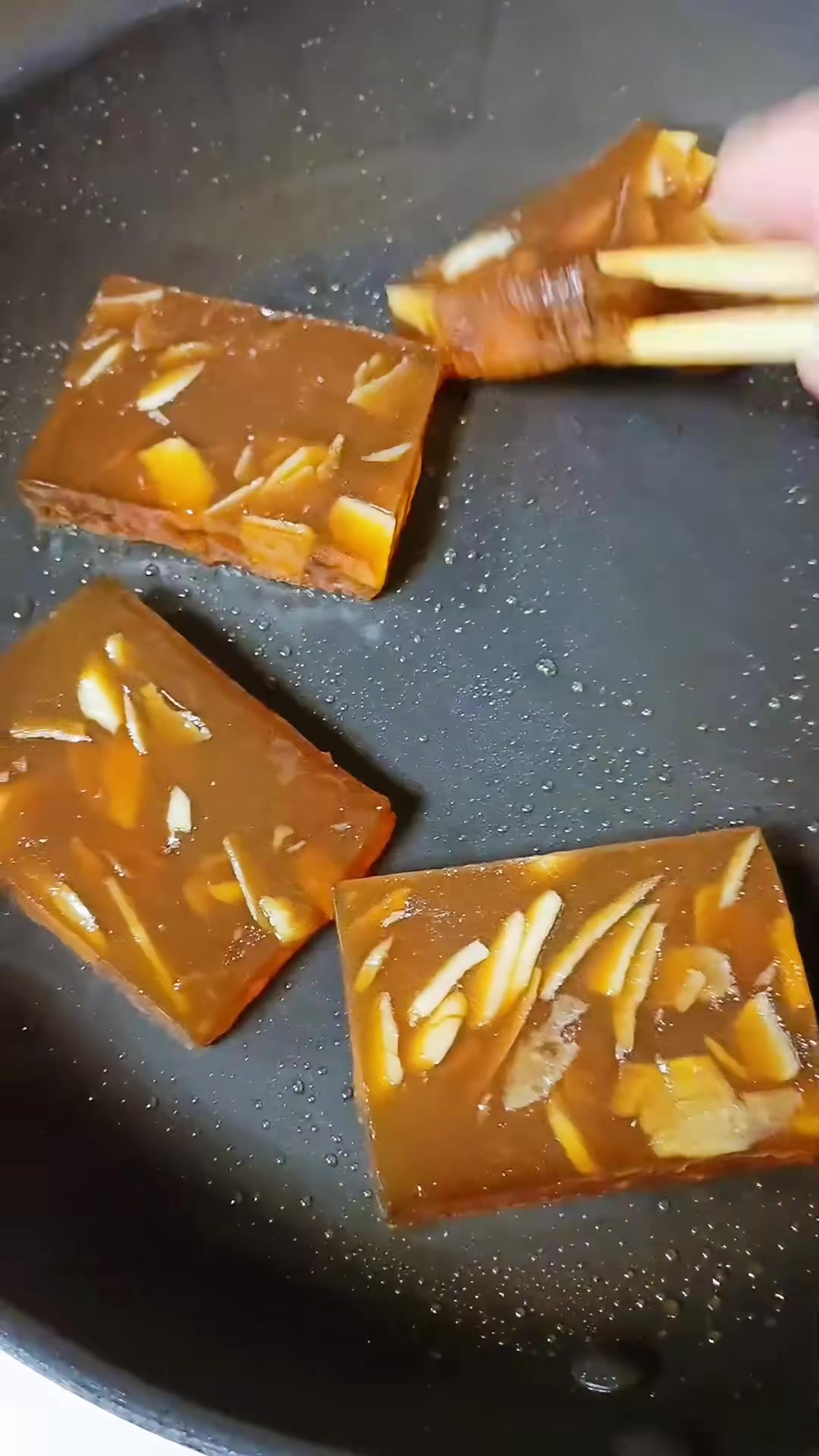 粤式香煎马蹄糕：Q弹爽口，内有马蹄粒，做法简单