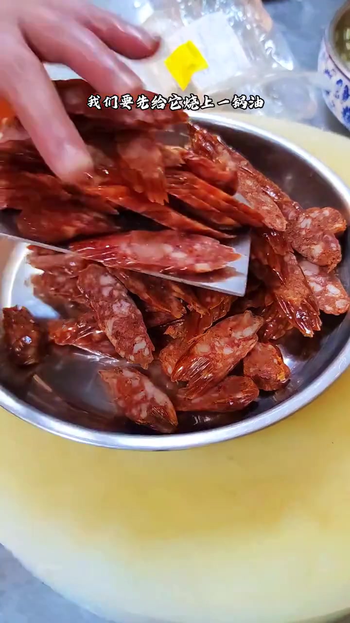 腊肠蒸着吃腻了？教你蒜苗炒腊肠，味道超棒！