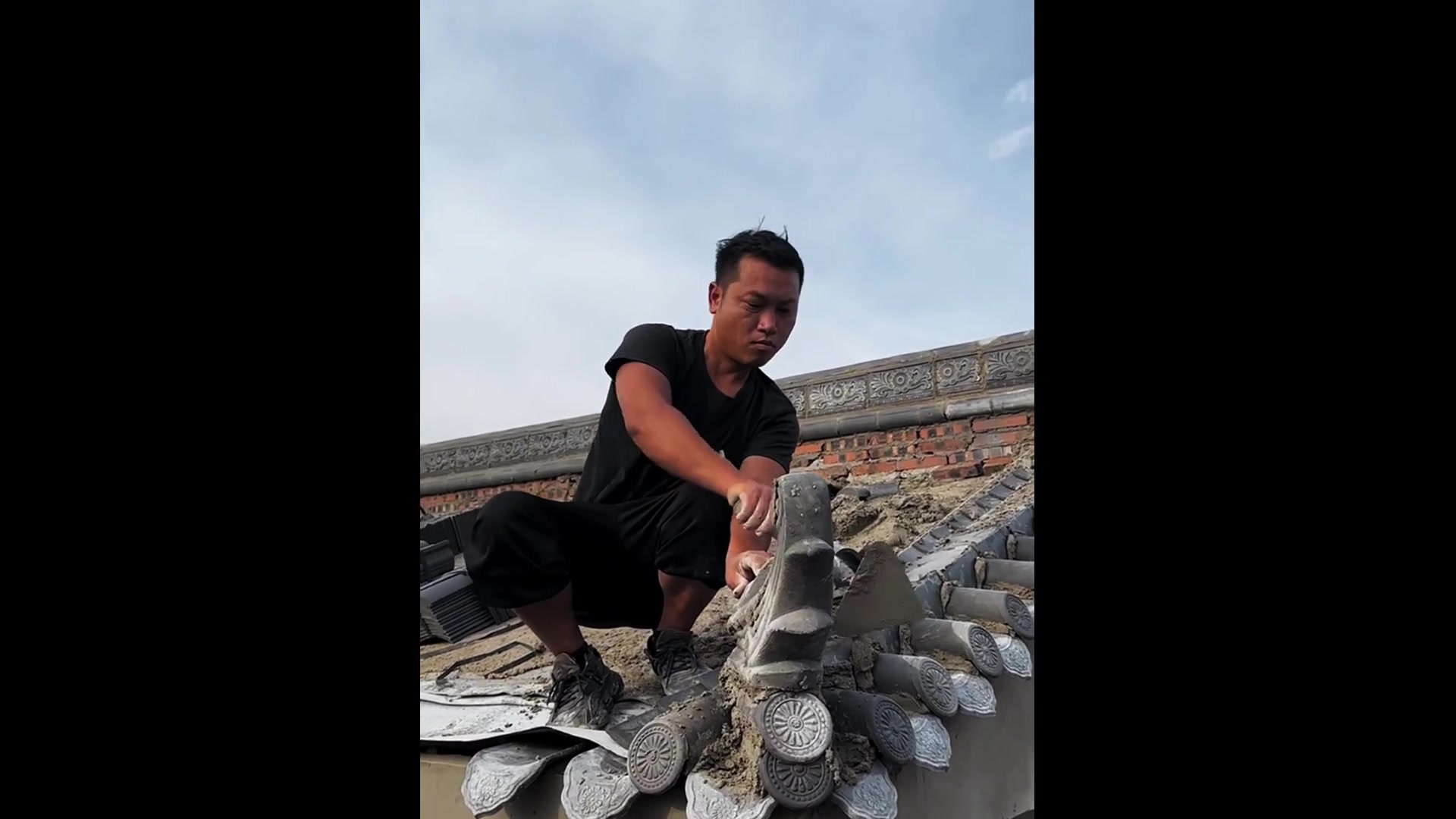 徽派风格古建瓦片施工:新农村四合院青瓦屋顶与围墙打造