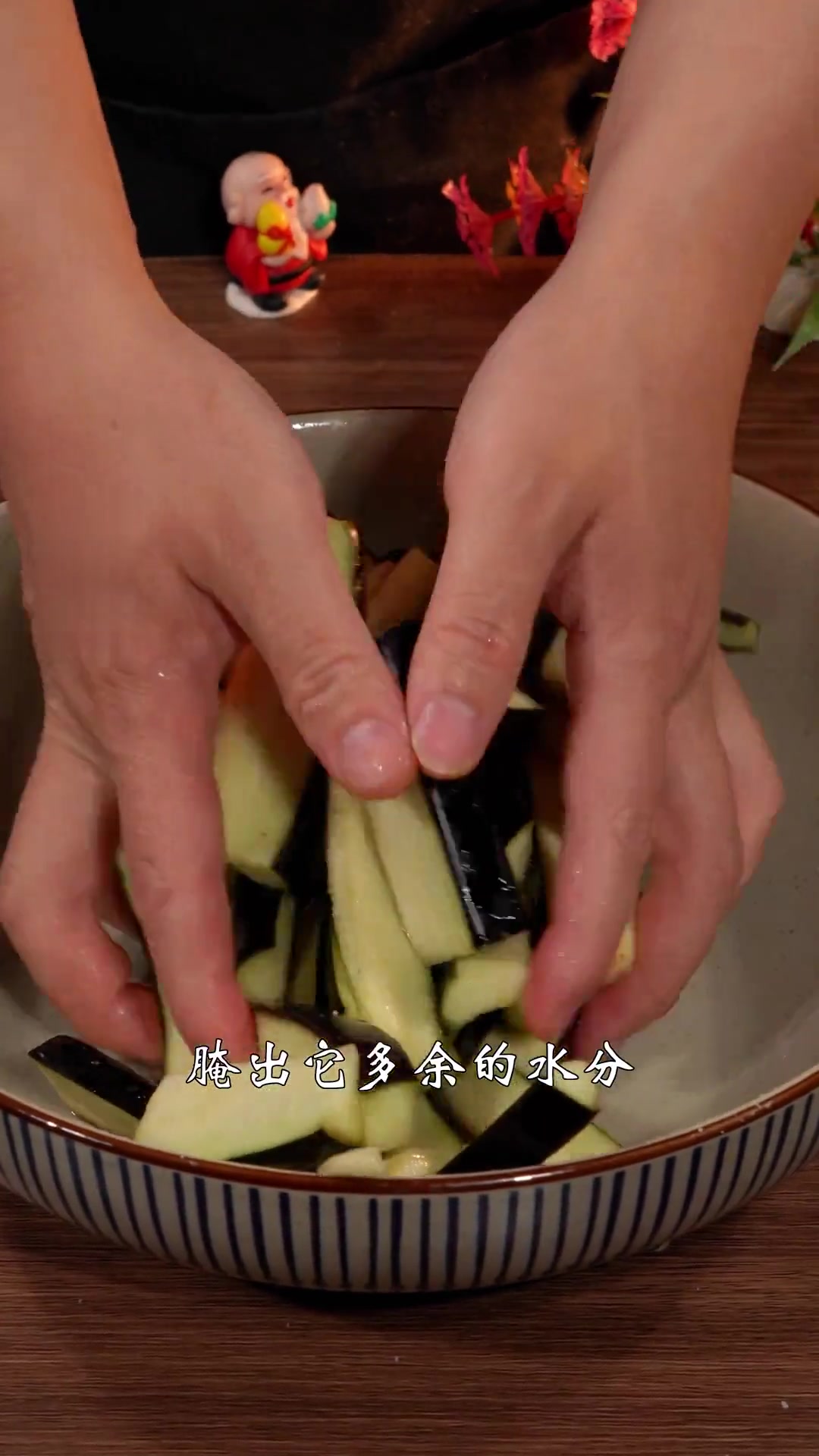 家庭版蒜泥蒸茄子,做法简单,好吃下饭