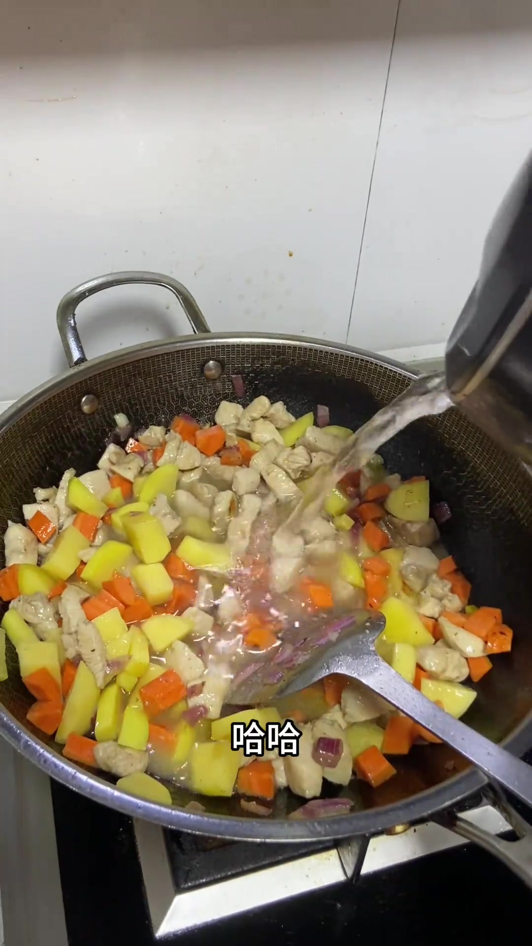 今日菜系，小孩都爱吃，闻了都想哭的，嘎嘎带劲的咖喱鸡肉盖浇饭！我就问问，学会了没～
