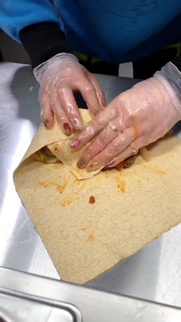 就是这个炸串卷面皮,不用起早贪黑,在人多的地方摆个摊,男女老少都爱吃,如果你也想了解炸串,