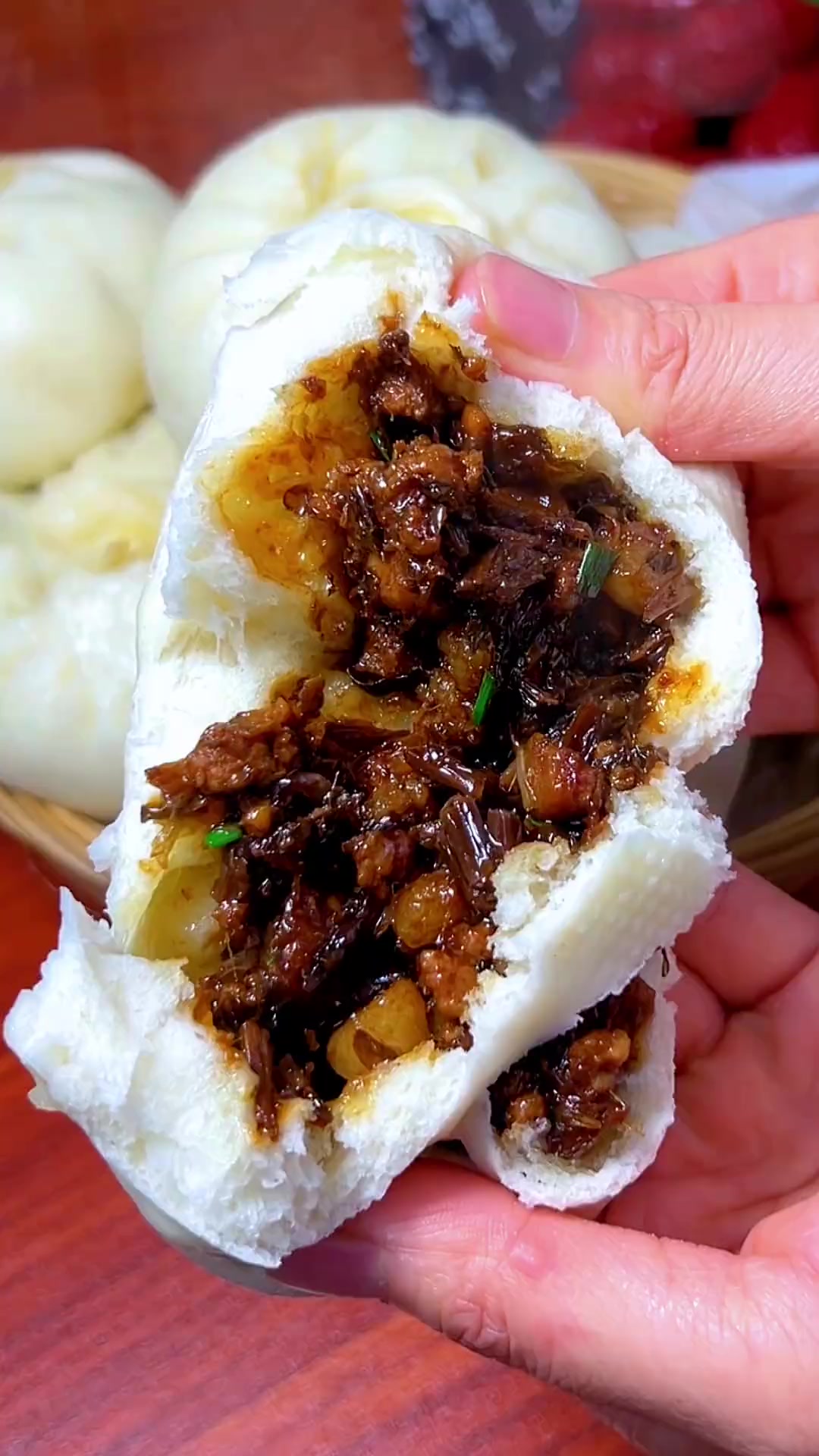 这样做的梅干菜酱肉包蓬松暄软，皮薄馅多超香