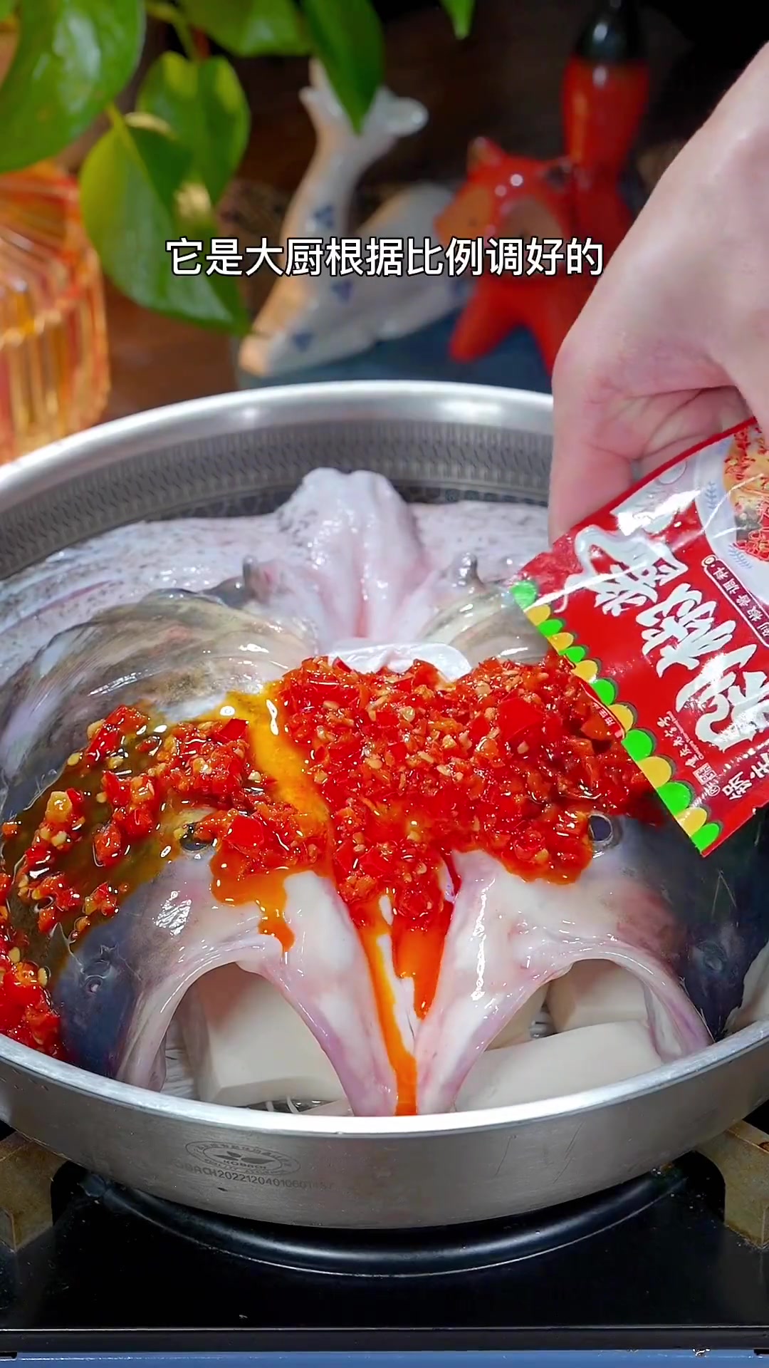 在家这样做剁椒鱼头，不加水不蒸，轻松做出饭店味！