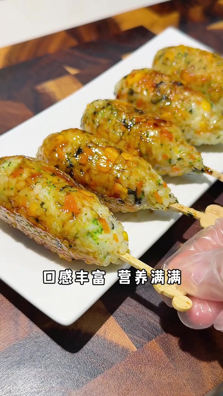 小朋友的早餐需要仪式感，这道鸡蛋香肠小船，做起来很简单又好吃，鸡腿造型的照烧虾仁饭团，新奇
