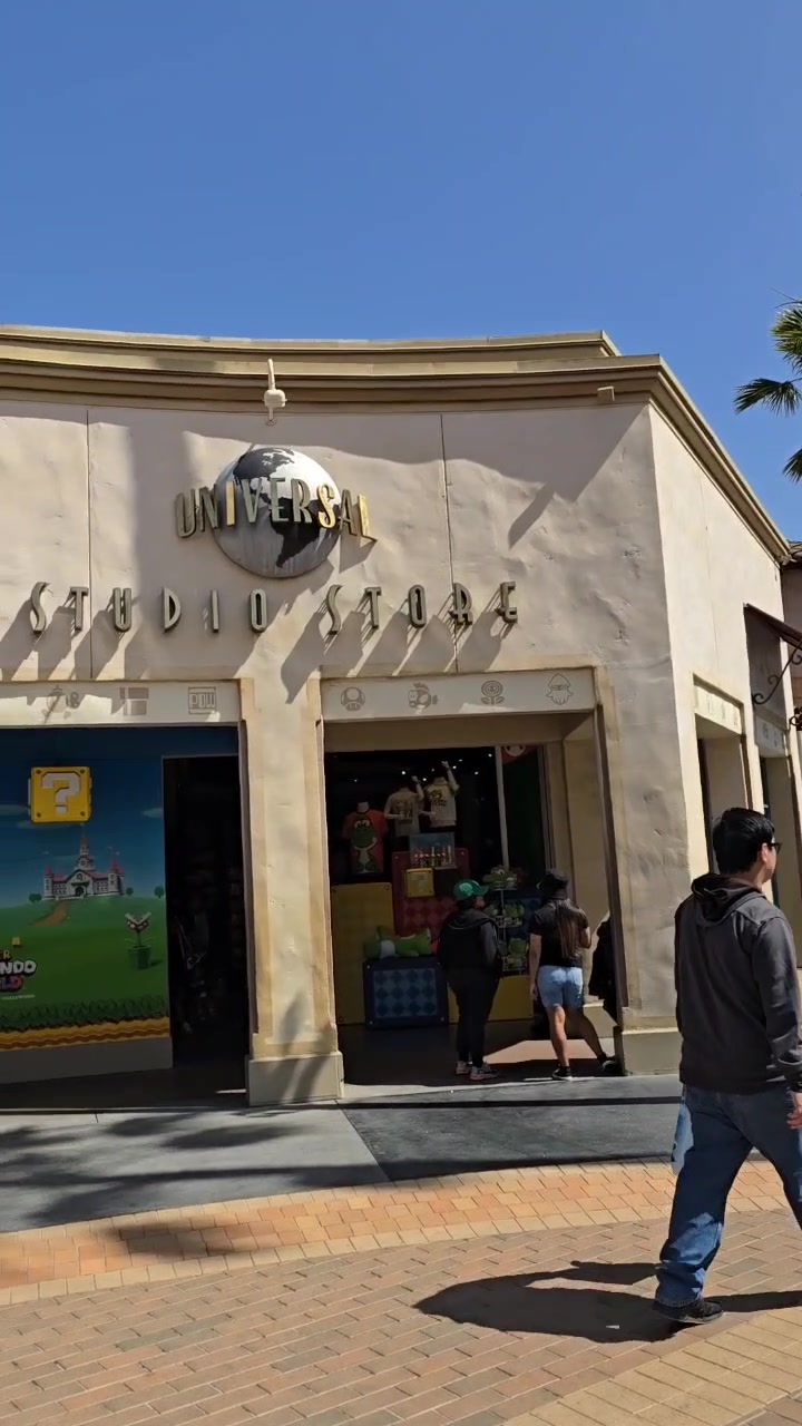 漫步荷里活环球影城,主题商店各种画报,让影迷重温电影名场面!