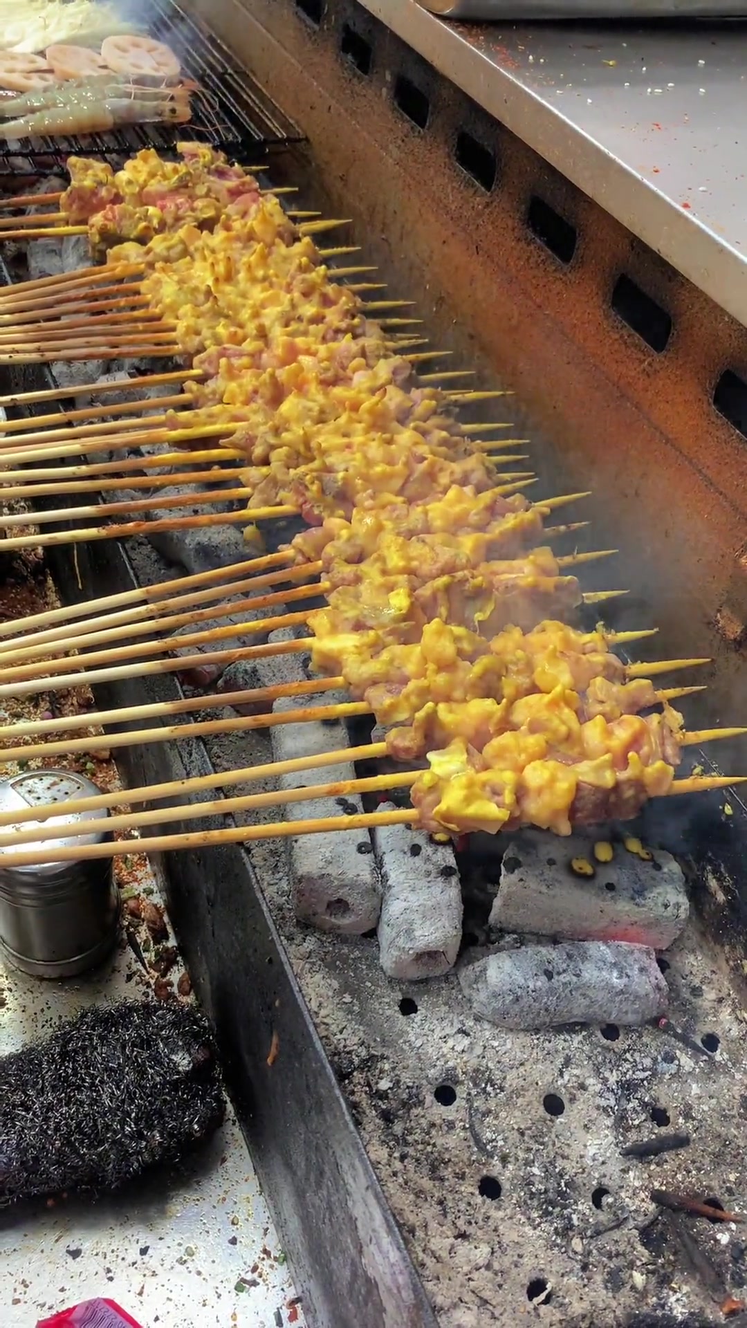 挂糊让羊肉串快速入味,现切现穿现烤,操作简单