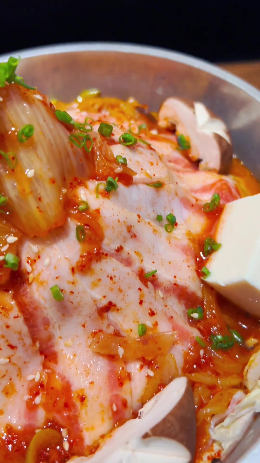 火锅泡菜牛肉火山锅,牛肉香味浓郁泡菜酸辣爽口搭配咸鲜酸辣的泡菜汤底让人顿时食欲大开