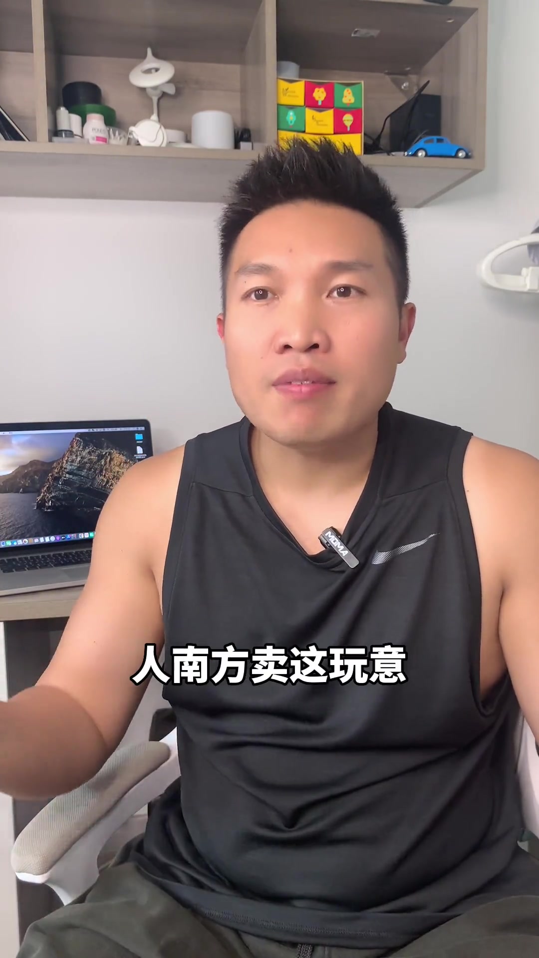 夫妻俩夏天在沈阳摆摊卖椰奶炒冰和清补凉，冬天在三亚做租车。他家不用椰粉，现在每天要榨50个