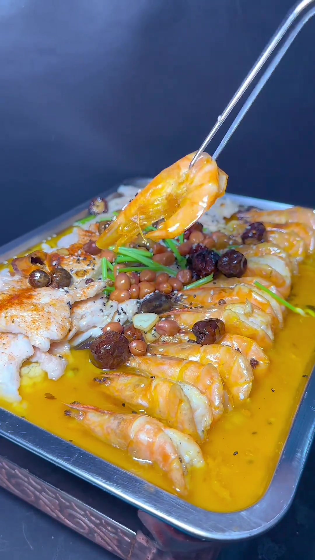 招牌炭火鸡煲虾,先吃鸡再吃虾,最后涮菜