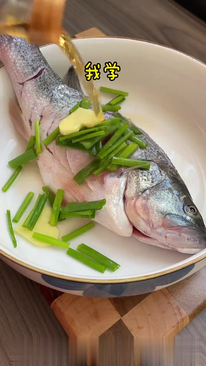 外酥里嫩的糖醋鲈鱼,做法简单一学就会!