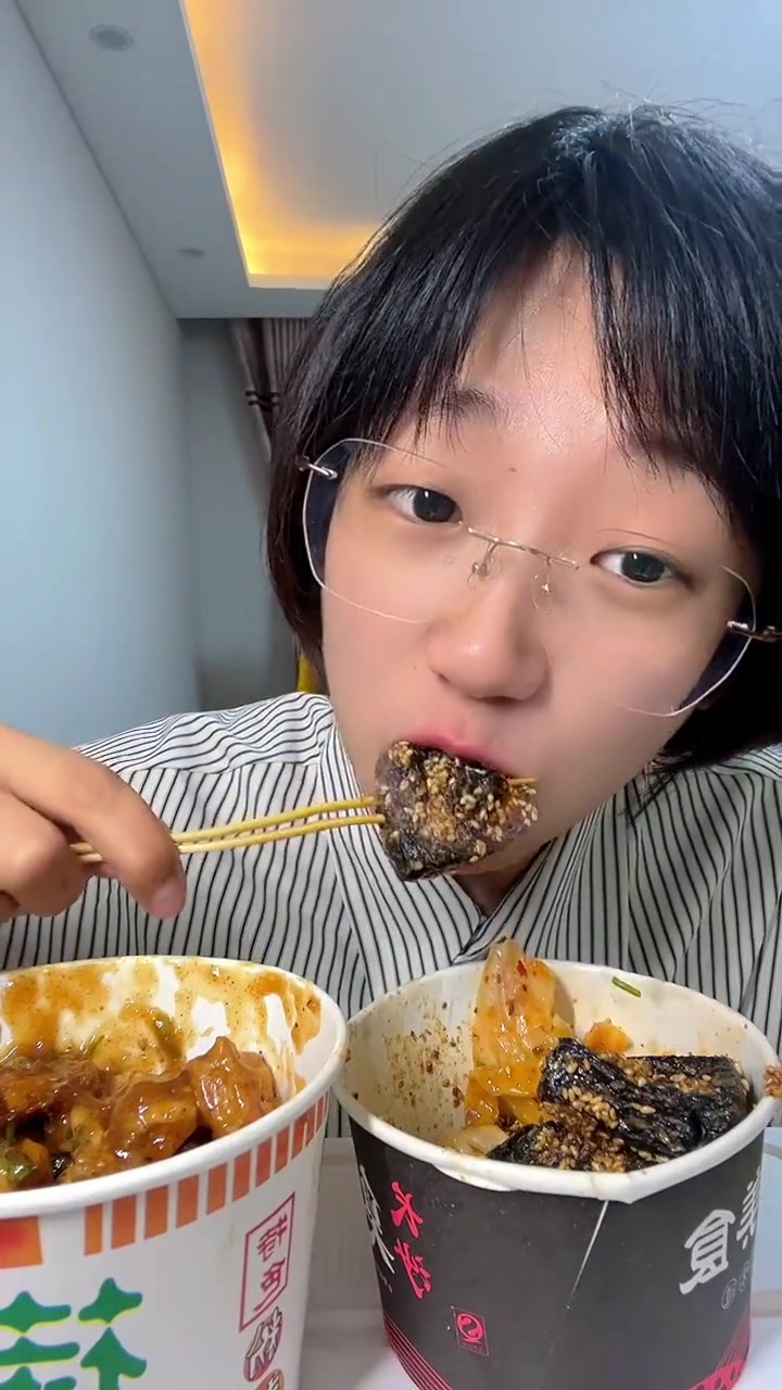 今日份美食分享，黑白臭豆腐和凉皮超赞！