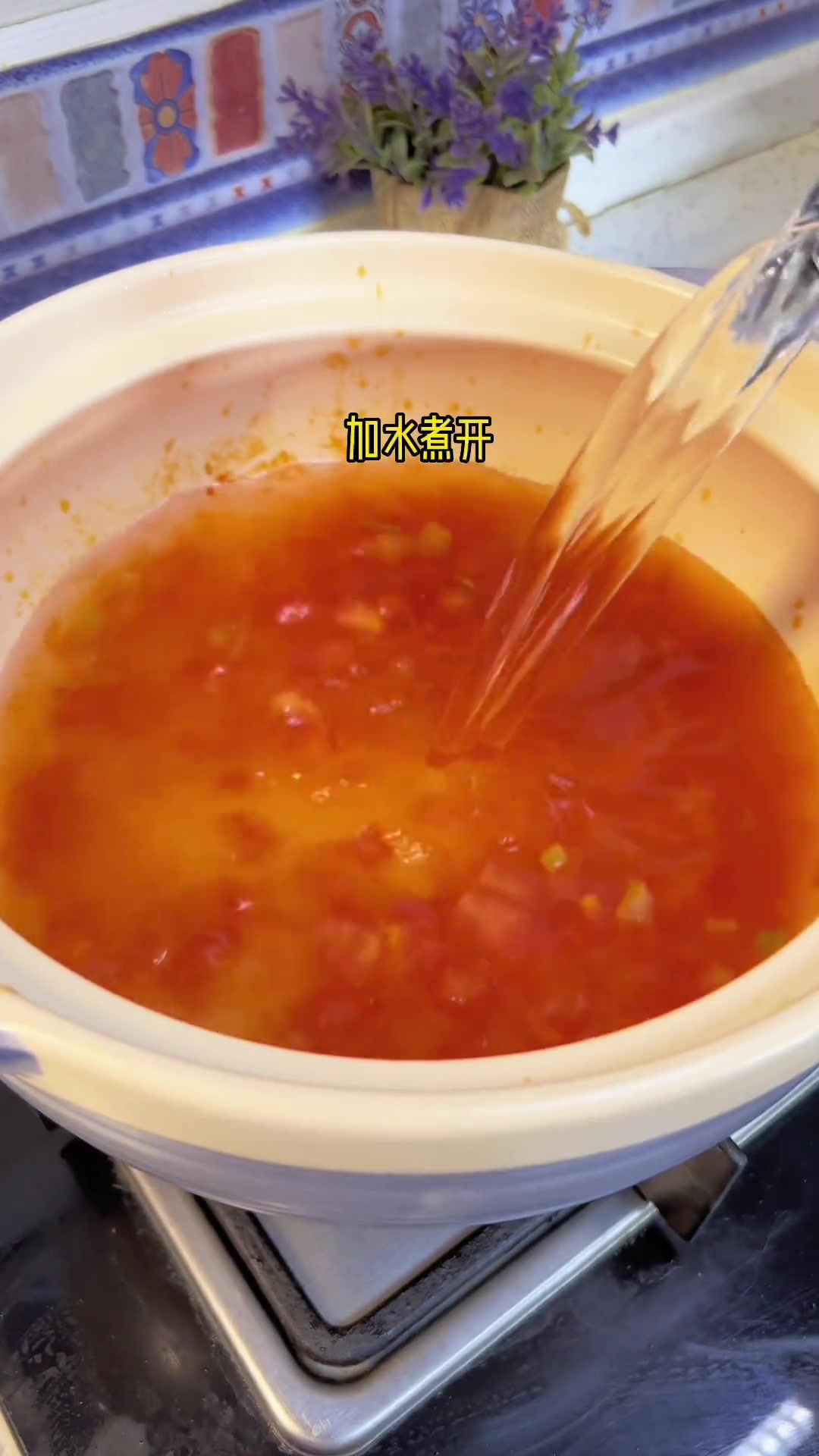 家有中学生,早餐不将就,今早降温,做了鲜香无比的西红柿菌菇汤,烤了外酥里嫩的芝士牛肉卷,开