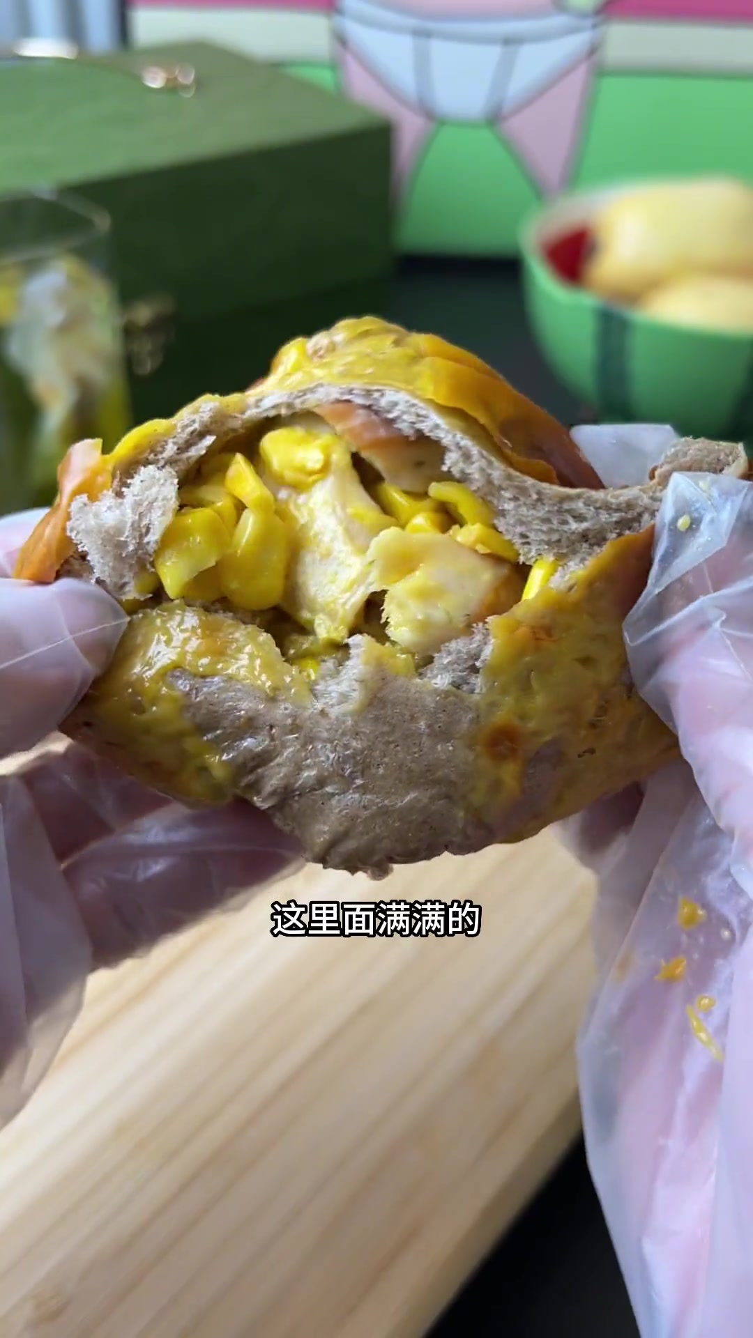 早餐不知道吃啥的,直接上这个鸡肉芝士欧包,叮一下直接吃