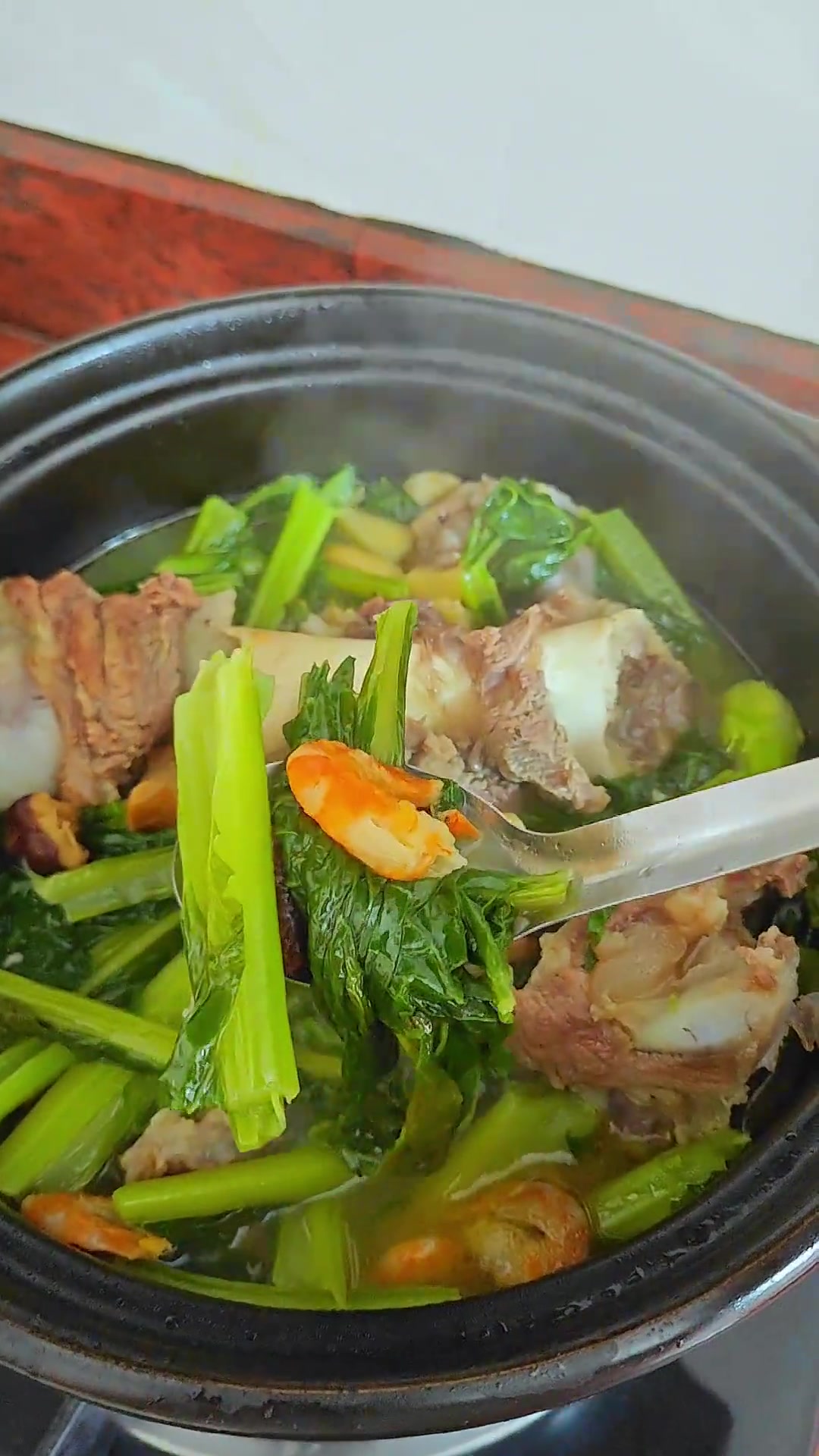每年这个时候潮汕地区的本地春菜大量好收成。用来煲简骨简直不要太好吃