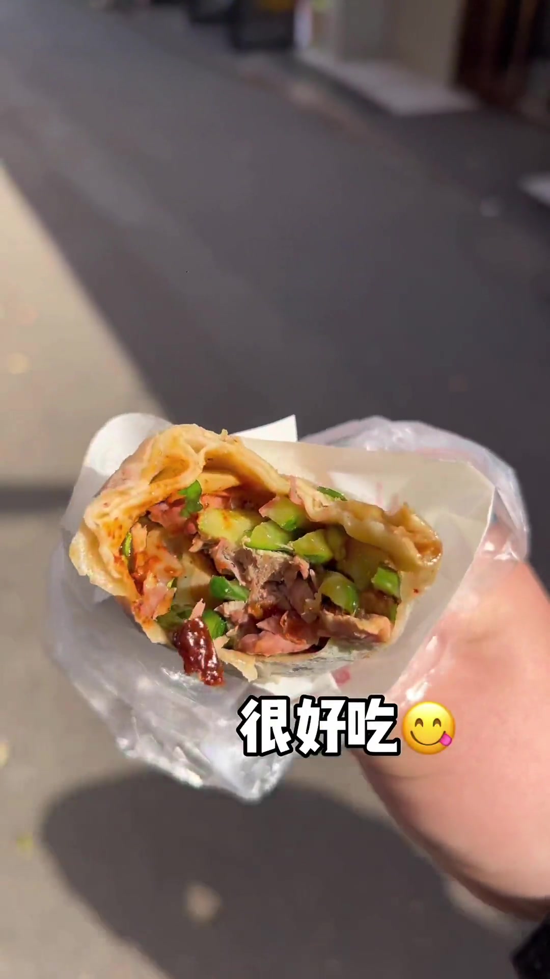 荷叶饼包着超多烤鸭，刷上甜面酱，加上黄瓜，大葱一口下去简直不要太满足