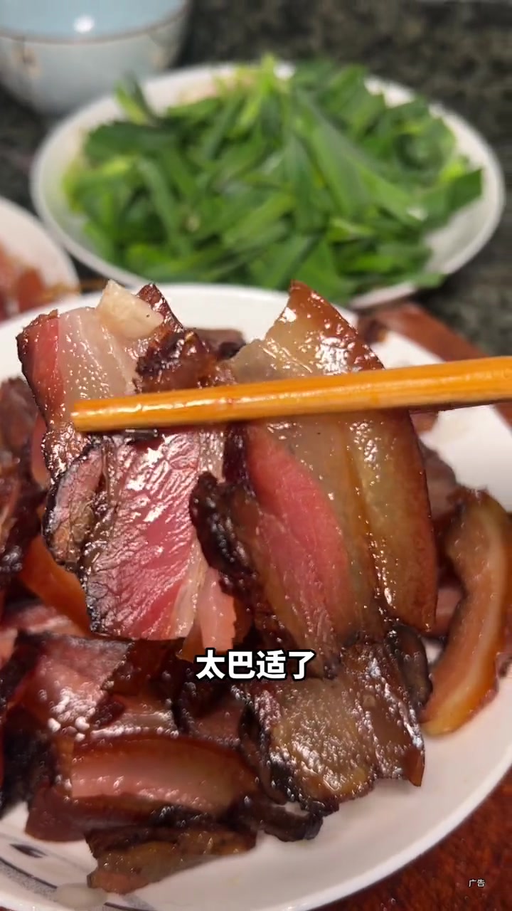 过节送礼就送蓉宵爷他们家的腊肉香肠,礼盒包装非常大气,还是优质肉做的,简直太巴适了!