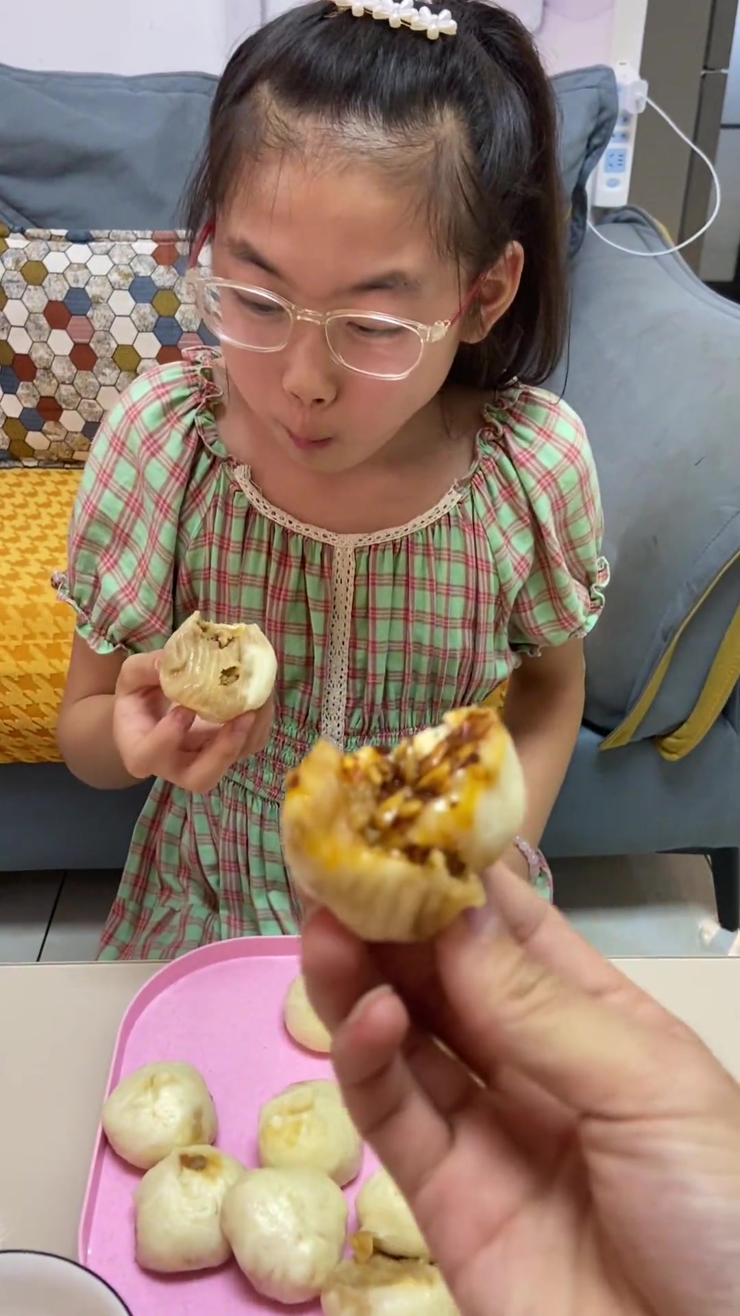 妹妹吃小笼包超香，我尝一口还加醋加辣椒油